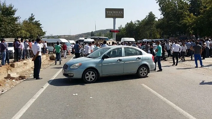 Trafik kazasından sonra karayolunu trafiğe kapattılar
