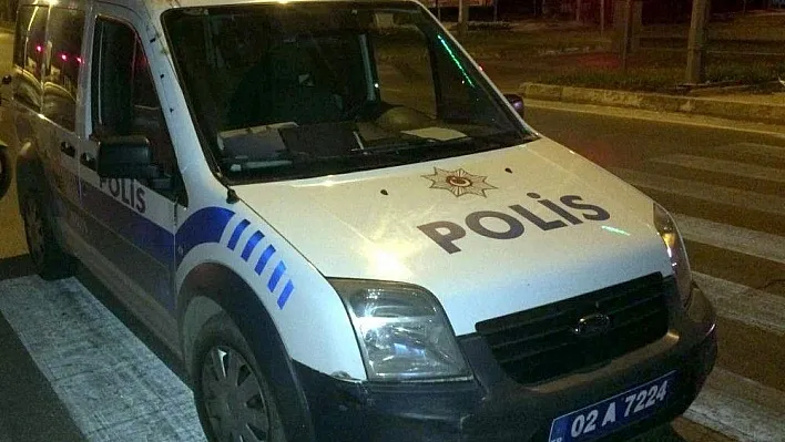 Alkollü sürücü polis aracına çarpıp kaçtı
