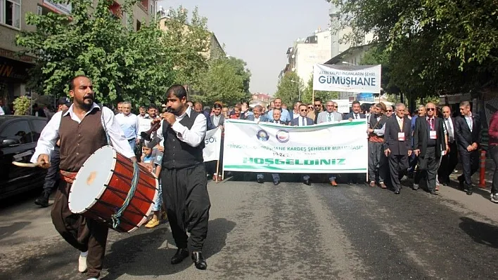 Kardeş şehrin heyetleri davul zurna eşliğinde yürüdü
