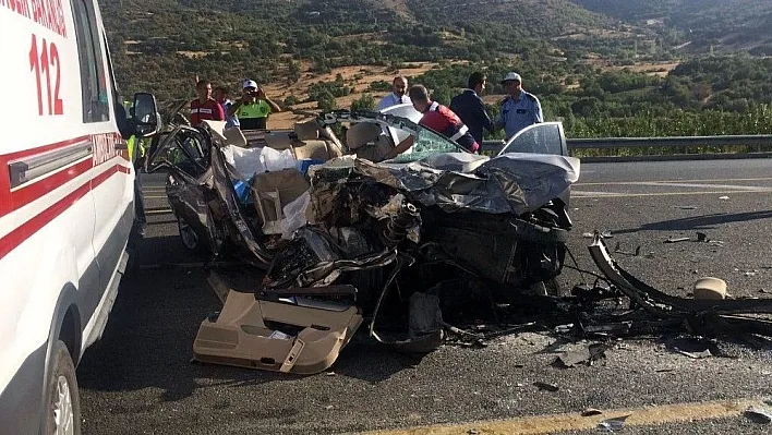 Elazığ'da feci kaza: 3 ölü, 1 yaralı