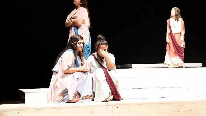 Tiyatro atölyesi öğrencileri 'Lysistrata' oyununu sahneleyecek
