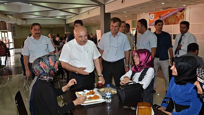 Rektör Prof. Dr. Gönüllü yeni öğrencilerle buluştu
