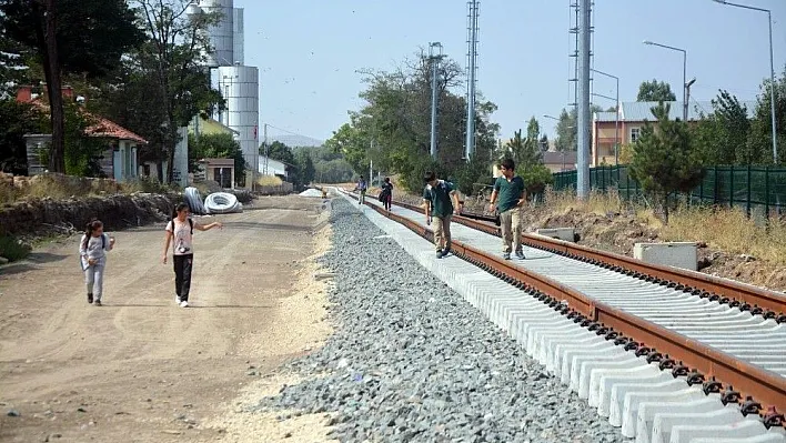 Tren yolu üzerinde tehlikeli okul yolculuğu