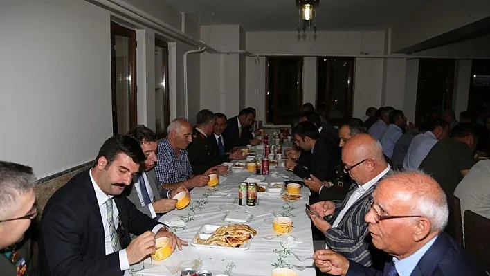 Vali Sonel, Muharrem ayının ilk orucunda iftar verdi
