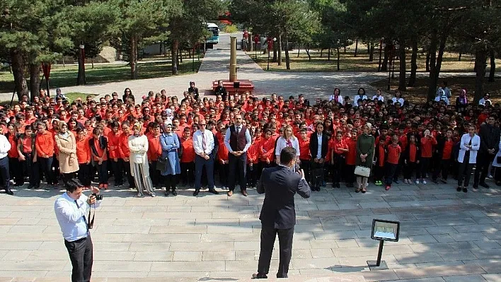 Atatürk Üniversitesi Vakıf Okulları öğrencileri, ilk dersi Kars Kapı Şehitliği'nde yaptı
