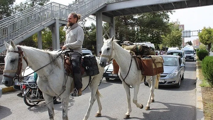 Polonyalı gezgini 'Diriliş Ertuğrul' oyuncusu sandılar
