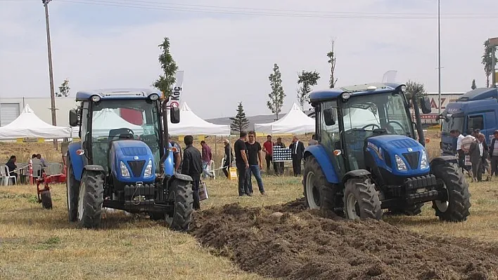 Erzurum'lu çiftçiler Tarım ve Teknoloji Road Show saha etkinliğinde bir araya geldi
