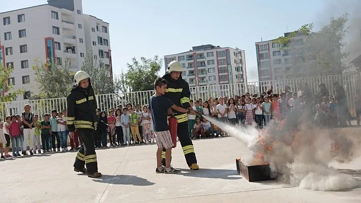 İtfaiye Haftası'nda vatandaşlar bilgilendiriliyor
