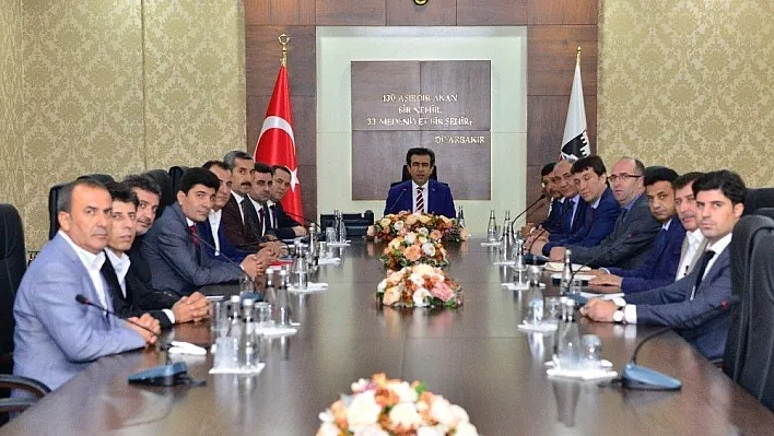 Vali Güzeloğlu, TİOSB müteşebbis heyeti ve yönetim kurulu toplantısına başkanlık yaptı
