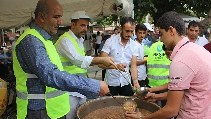 Adıyaman'da 5 bin kişilik aşure dağıtıldı
