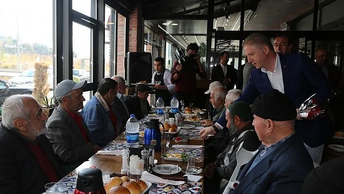 Gül çifti yaşlılarla bir araya geldi.
