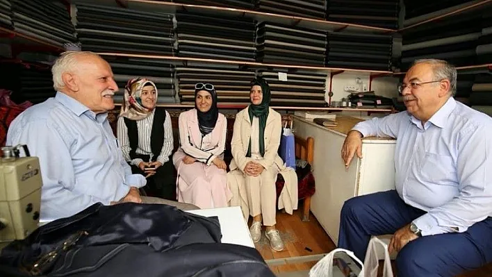 AK Parti üyeleri ve Başkan Kutlu'dan Yaşlılar Günü kutlaması
