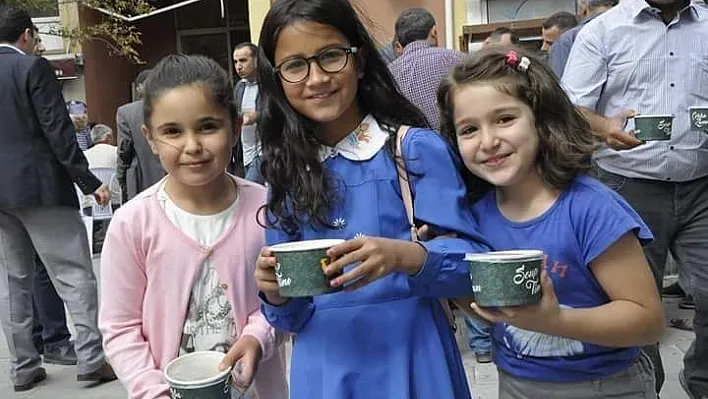 Gürün'de 2 bin kişiye aşure dağıtıldı
