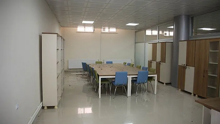 Hanımlar Kültür Merkezi'ne kaldırım taşıyla saldırı
