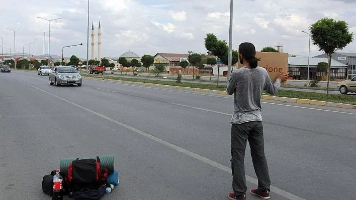 İlahiyat öğrencisi otostop yaparak Türkiye'yi geziyor
