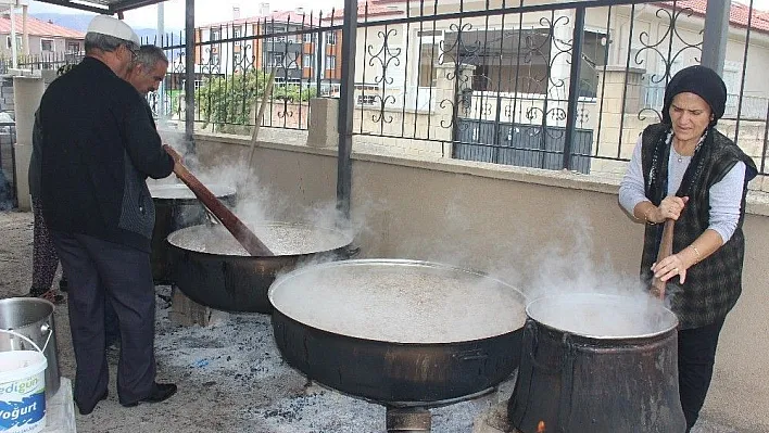 Cumhurbaşkanlığı Erzincan'da aşure dağıttı
