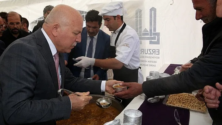 Erzurum'da vatandaşlara aşure dağıtıldı
