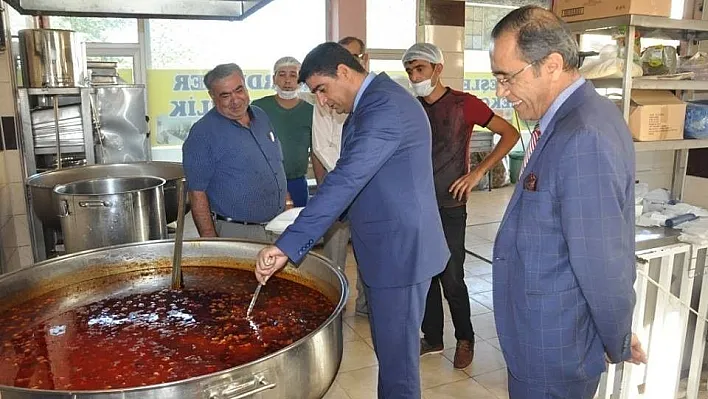 Öğrenciler için yemek hazırlayan yemekçiler denetlendi
