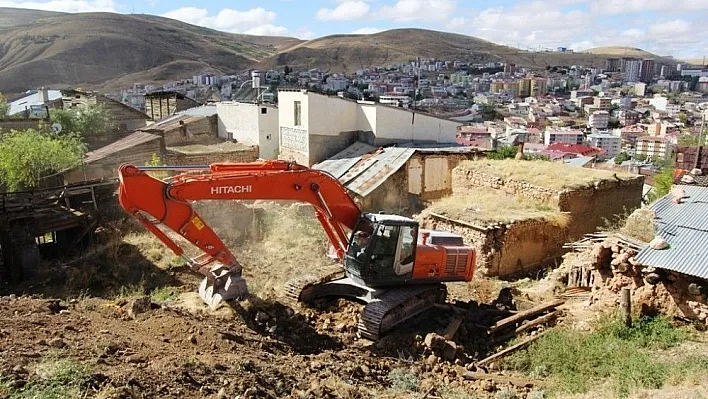 Harabe binaların yıkım çalışmaları devam ediyor
