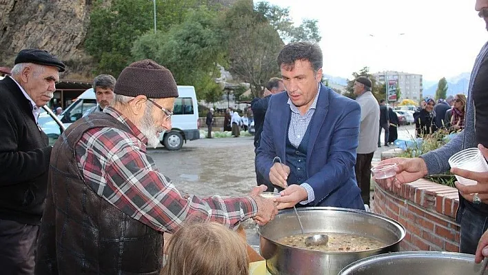 İşadamı Fuat Demir, 2 bin kişiye aşure ikram etti
