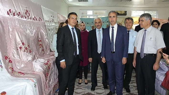 Kadınların el emeği göz nuru sergilendi
