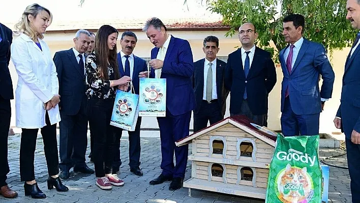 Sosyal medyadan başkana ulaşan öğrenci kedilerini kurtardı
