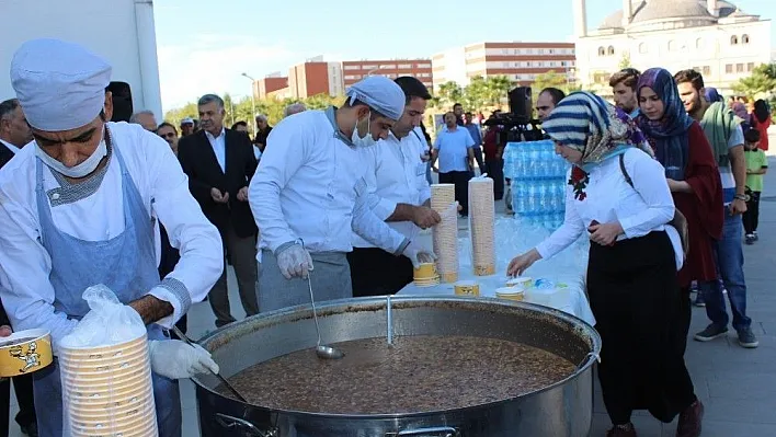 Adıyaman Üniversitesinde 3 bin kişilik aşure dağıtıldı
