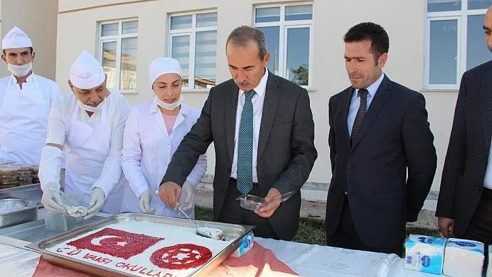 Üniversitede aşure dağıtıldı
