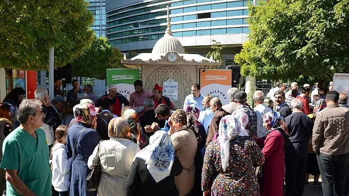 Yeşilyurt Belediyesinden hasta ve hasta yakınlarına aşure ikramı
