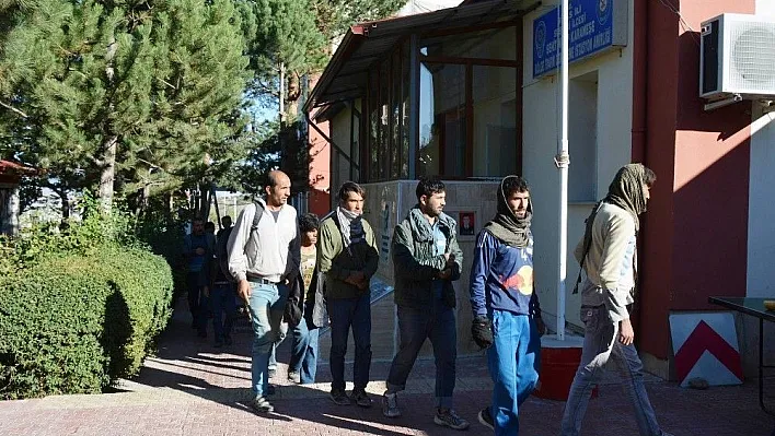 Yolcu otobüsünde 139 kaçak göçmen yakalandı
