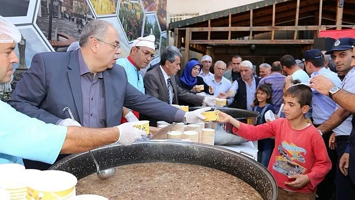 Adıyaman Belediyesi 2 bin 500 kişiye aşure dağıttı
