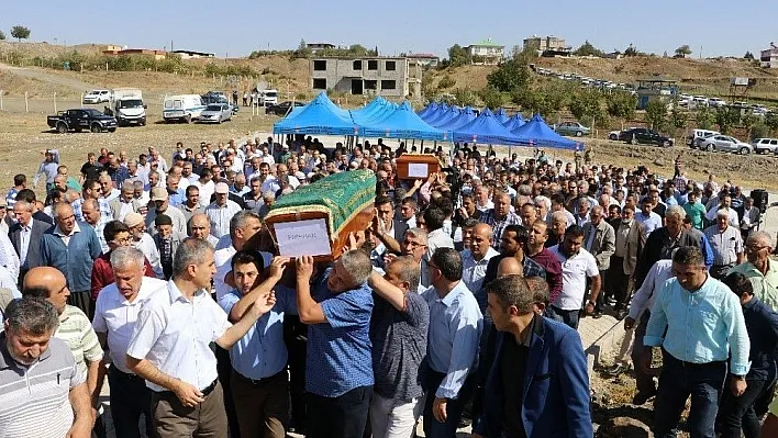 Fransa'da yangında ölen iki kardeş yan yana defnedildi
