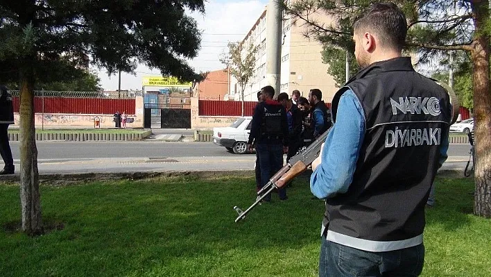 Polis okul önlerinde zehir tacirlerine göz açtırmıyor
