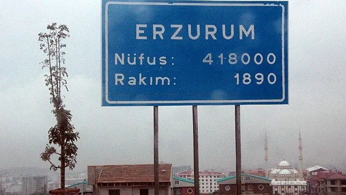 Erzurum'un yüksek kesimlerine mevsimin üçüncü karı yağdı
