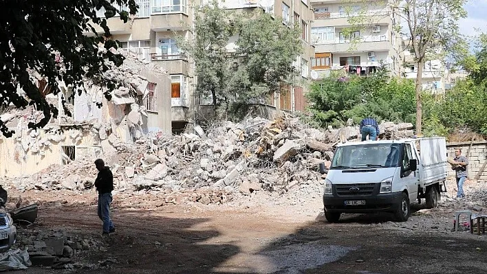 İnşaat tozundan bıkan esnaf tedbirsiz yıkımdan şikayetçi
