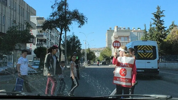 Adıyaman'da okul trafik geçit görevlileri iş başında
