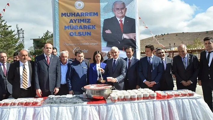 Başbakan Binali Yıldırım memleketinde aşure ikramı
