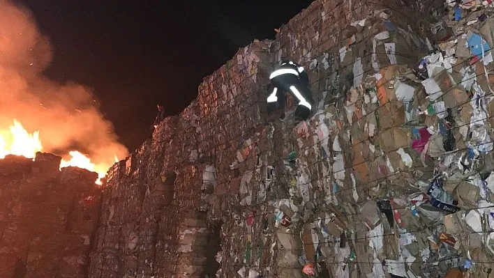 Kahramanmaraş'ta kağıt fabrikasında yangın
