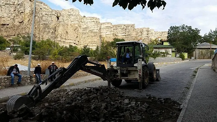 Kemah'ta yol bakım çalışmaları devam ediyor
