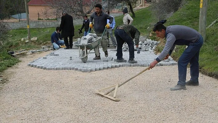 Köy yolları çamurdan kurtarıldı
