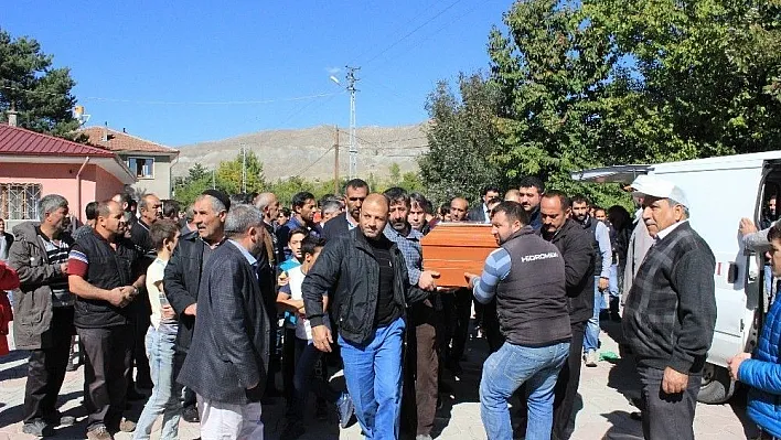 Fransa'daki yangında ölen Nihal Ertunç, Erzincan'da defnedildi
