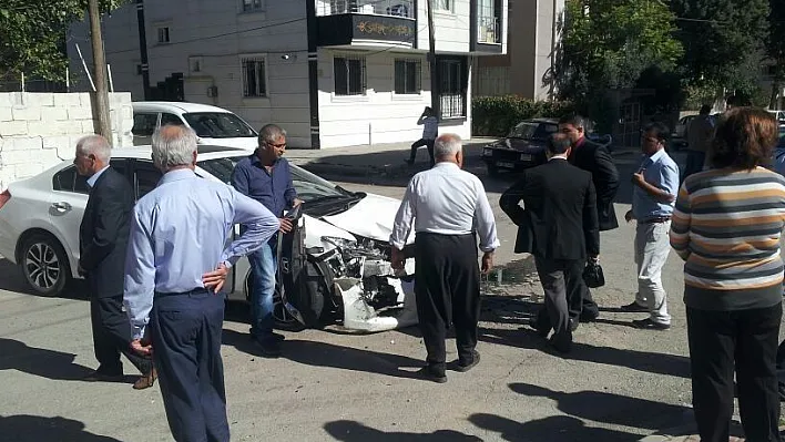 İki otomobil çarpıştı: 1 yaralı
