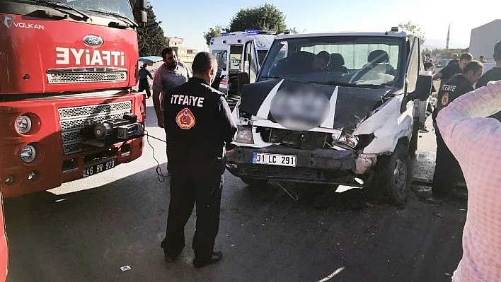 Kamyonetin çarptığı otomobilden sağ çıktılar
