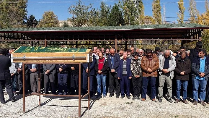 Astsubaylık sınavı için gittiği Ankara'da öldürülen genç Sivas'ta toprağa verildi
