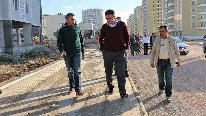 Kayapınar'da kırsal mahallelere parke taşı döşeniyor
