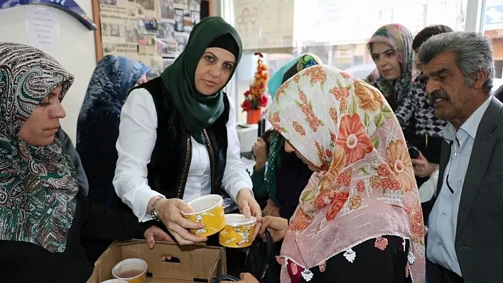 Diyarbakır'ın tek kadın muhtarından mahalleliye aşure ikramı
