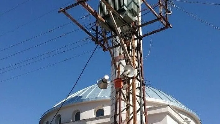 Elektrik direği caminin siluetini bozuyor
