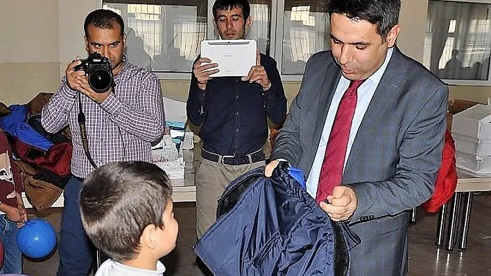 Palu'da 270 öğrenciye kaban ve bot