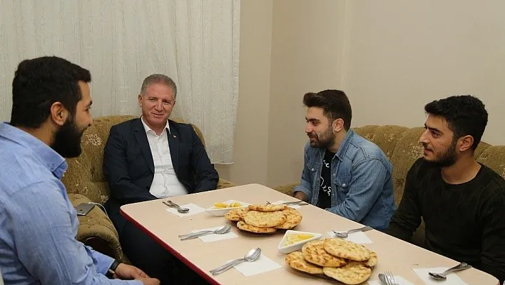 Vali Gül öğrenci evine misafir oldu
