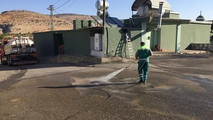 Adıyaman Belediyesi türbede temizlik çalışması yaptı
